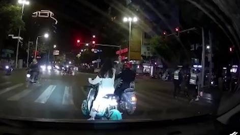 男子骑车路口过红绿灯时，被交警一脚踹倒，该名男子有违法行为吗？